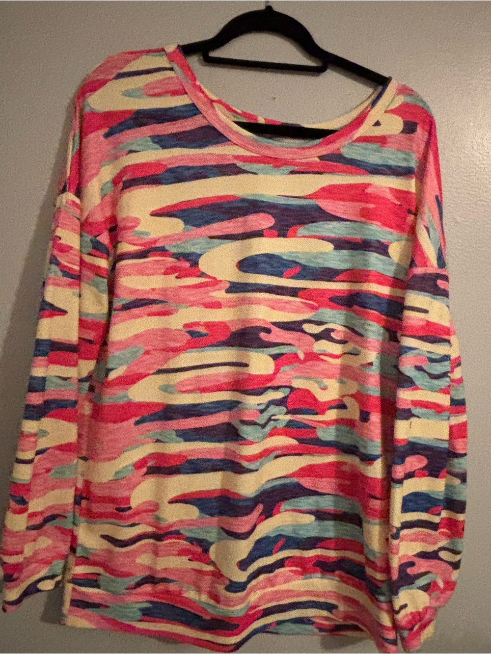 Brand Luukse Multi-Tone lightweight sweatshirt. Size medium. NWOT